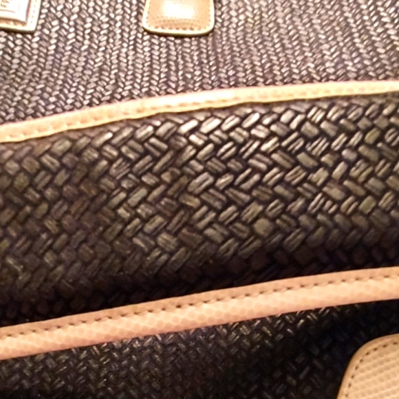 Diane von Furstenberg Travel Shoulder Bag. 👜 - Picture 10 of 15